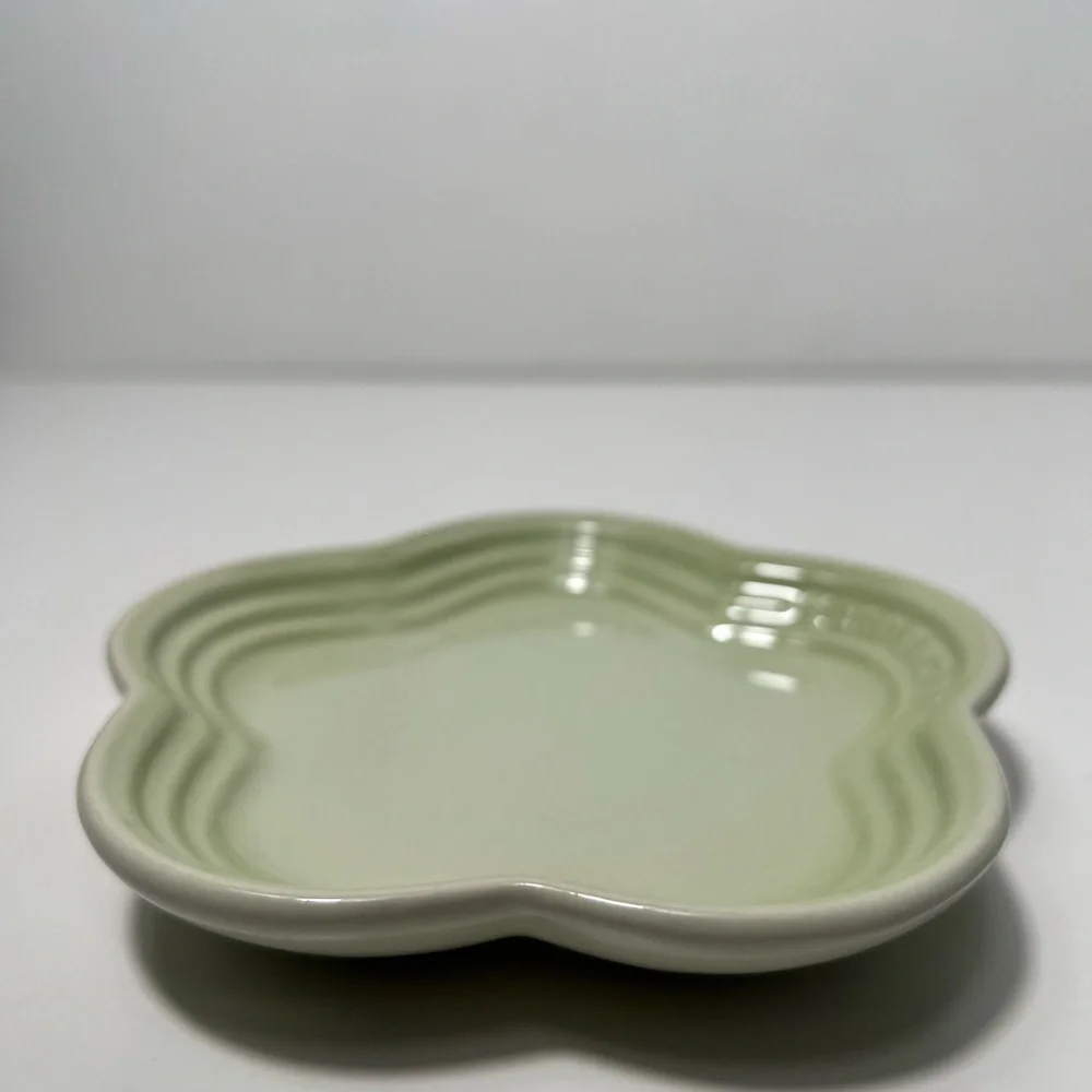 Le Creuset Stoneware Flower Petal Scalloped Trinket Dish Plate Tray